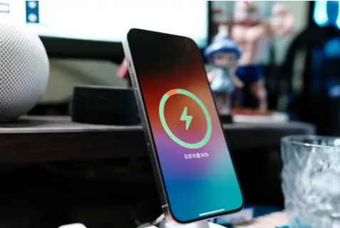 麒麟苹果15换屏服务分享用什么充电器给iPhone15充电更好 